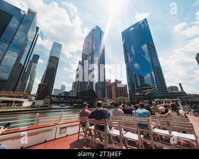 Touristen sitzen auf dem Oberdeck eines Bootes und machen eine architektonische Flussfahrt in Chicago, USA Stockfoto