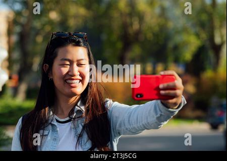 Asiatische Touristin macht ein Selfie in der Stadt Stockfoto