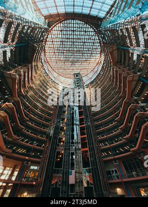 Das Innere des James R. Thompson Center, eines postmodernen Bürgergebäudes in Chicago, USA. Die Reaktionen auf das Design waren geteilt Stockfoto