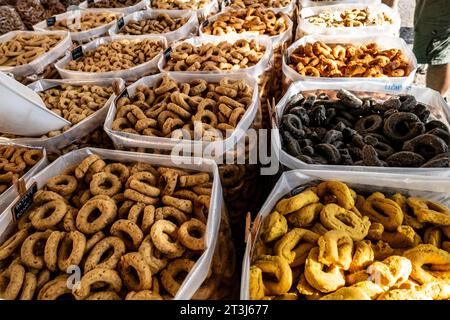 Container mit Tarallini, traditionelle Brotbacken auf einem Marktstand in Polignano a Mare, Italien. Stockfoto