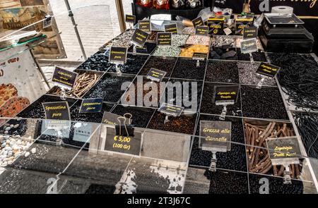 Verschiedene Lakritzsorten werden an einem Marktstand in Polignano a Mare Italien verkauft. Stockfoto