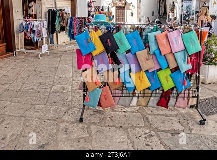 Ein Damenladen in Ostuni, Italien, mit farbenfrohen Bekleidungszubehör. Stockfoto