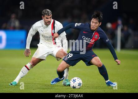 PSG Kang-in Lee im Kampf gegen Thoe Hernandez des AC Milan während des Spiels der Gruppe F der UEFA Champions League im Parc des Princes in Paris. Bilddatum: Mittwoch, 25. Oktober 2023. Stockfoto