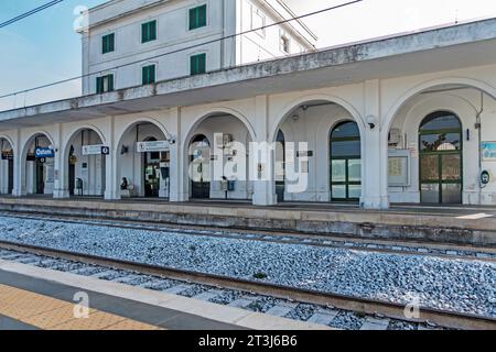 Der Bahnhof in Ostuni, Italien. Die Zugverbindungen werden von Trenitalia, dem wichtigsten Eisenbahnunternehmen in Italien, betrieben. Stockfoto