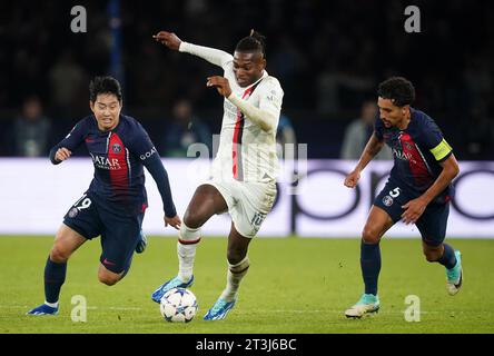 Rafael Leao von AC Mailand im Kampf gegen Marquinhos (rechts) und Kang-in Lee (links) während des Spiels der Gruppe F der UEFA Champions League im Parc des Princes in Paris. Bilddatum: Mittwoch, 25. Oktober 2023. Stockfoto