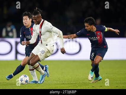 Rafael Leao von AC Mailand im Kampf gegen Marquinhos (rechts) und Kang-in Lee (links) während des Spiels der Gruppe F der UEFA Champions League im Parc des Princes in Paris. Bilddatum: Mittwoch, 25. Oktober 2023. Stockfoto