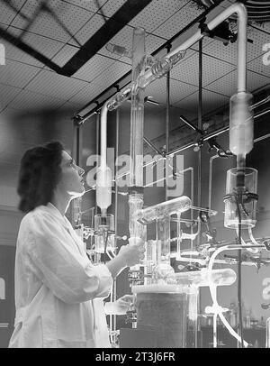 Myrna Steele, Physikerin am NASA Lewis Research Center, arbeitete an einem Atomlaborexperiment, das ein Gas mit niedrigem Druck durch eine Hochspannungsentladung drückte, 1957 Stockfoto