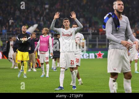 Mailand, Italien. Oktober 2023. Italien, Mailand, 24. oktober 2023: Petar Ratkov (FC Salzburg) begrüßt die Fans auf den Tribünen am Ende des Fußballspiels FC Inter gegen Salzburg FC, UCL 2023-2024 - Gruppe D Spieltag 3 (Credit Image: © Fabrizio Andrea Bertani/Pacific Press via ZUMA Press Wire) NUR REDAKTIONELLE VERWENDUNG! Nicht für kommerzielle ZWECKE! Stockfoto