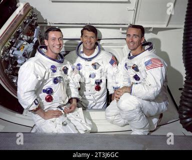 Die Hauptbesatzung der ersten bemannten Apollo-Raummission von links nach rechts sind: Kommandomodul-Pilot Don F. Eisele, Kommandant, Walter M. Schirra Jr. und Lunar Module-Pilot Walter Cunningham. Stockfoto