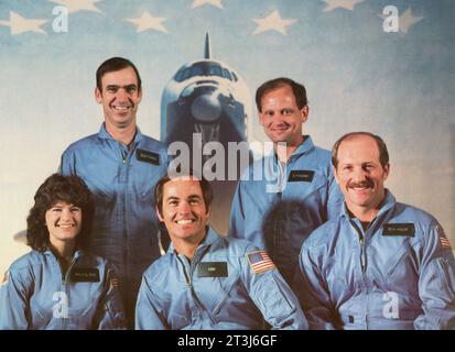 Astronauten der STS-7/Challenger-Mission sind von links nach rechts erste Reihe: Sally K. Ride (Missionsspezialist), Robert L. Crippen (Kommandeur), Frederick H. Hauck (Pilot); hintere Reihe: John M. Fabian (links) und Norman E. Thagard (Missionsspezialisten). STS-7 startete am 18. Juni 1983 die erste fünfköpfige Crew und die erste amerikanische Astronautin in den Weltraum. STS-7-Astronauten, 1983 Astronauten der STS-7/Challenger-Mission sind von links nach rechts erste Reihe: Sally K. Ride (Missionsspezialist), Robert L. Crippen (Kommandeur), Frederick H. Hauck (Pilot); hintere Reihe: John M. Fabian (links) und Norman E. Thagard Stockfoto