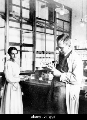 Die in Österreich geborene Physikerin Lise Meitner und Otto Hahn im Labor, Deutschland Stockfoto