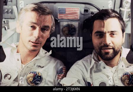 Cernan und Schmitt, Astronaut Eugene A. Cernan (links) und Wissenschaftler Harrison H. 'Jack' Schmitt werden von der dritten Crew an Bord des Raumschiffs Apollo 17 während der letzten Mondlandungsmission im Apollo-Programm der NASA fotografiert. Stockfoto