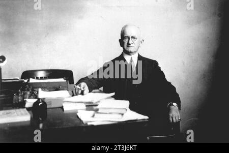 Dr. Joseph Sweetman Ames an seinem Schreibtisch im NACA-Hauptquartier. Dr. Ames war Gründungsmitglied des NACA (National Advisory Committee for Aeronautics), Joseph Sweetman Ames (1864–1943) Physiker und Professor Stockfoto