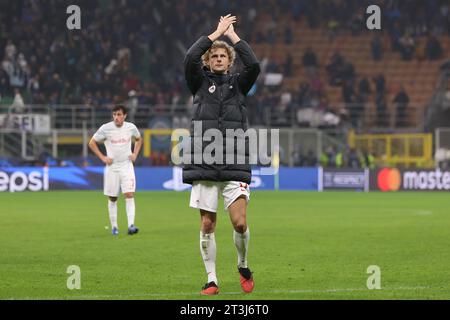 Mailand, Italien. Oktober 2023. Italien, Mailand, 24. oktober 2023: Maurits Kjaergaard (Salzburg FC) begrüßt die Fans auf den Tribünen am Ende des Fußballspiels FC Inter vs Salzburg FC, UCL 2023-2024 - Gruppe D Spieltag 3 (Credit Image: © Fabrizio Andrea Bertani/Pacific Press via ZUMA Press Wire) NUR REDAKTIONELLE VERWENDUNG! Nicht für kommerzielle ZWECKE! Stockfoto