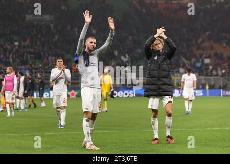 Mailand, Italien. Oktober 2023. Italien, Mailand, 24. oktober 2023: Strahinja Pavlovic (Salzburg FC) begrüßt die Fans auf den Tribünen am Ende des Fußballspiels FC Inter vs Salzburg FC, UCL 2023-2024 - Gruppe D Spieltag 3 (Credit Image: © Fabrizio Andrea Bertani/Pacific Press via ZUMA Press Wire) NUR REDAKTIONELLE VERWENDUNG! Nicht für kommerzielle ZWECKE! Stockfoto