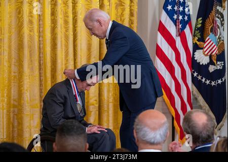 Washington, Usa. Oktober 2023. US-Präsident Joe Biden, Center, überreicht Dr. Rory Cooper, Linke, die National Medal of Technology and Innovation, während einer Zeremonie im East Room des Weißen Hauses, 24. Oktober 2023 in Washington, DC Credit: Christopher Kaufmann/USA Army Photo/Alamy Live News Stockfoto