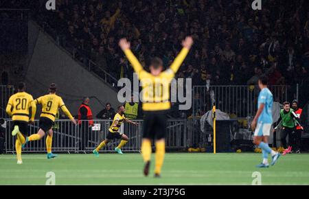 Meschack Elia feiert das erste Tor ihrer Mannschaft während des Spiels der UEFA Champions League Gruppe G im Wankdorf Stadion in Bern. Bilddatum: Mittwoch, 25. Oktober 2023. Stockfoto