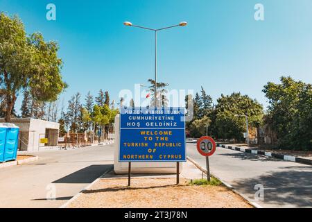 Ein Willkommensschild für die türkische Republik Nordzypern am Grenzübergang Famagusta, der das britische Sovereign Base Area von Dhekelia verlässt Stockfoto