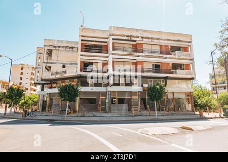 Verlassene Küstenvororte von Varosha in der Stadt Famagusta, Nordzypern. Die Einheimischen flohen 1974 vor einer türkischen Invasion, die 2020 wieder für den Tourismus geöffnet wurde. Stockfoto