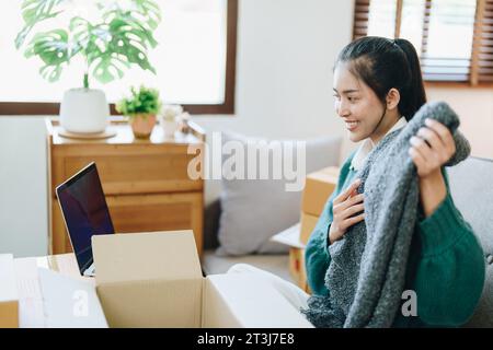 Schöne asiatische Frau, Blogger, Blog, Modebekleidung präsentieren, Live-Video, Soziale Medien, Aufnahme, Online-Verkauf über Digitalkameras, kmu oder kleine unternehmen Stockfoto