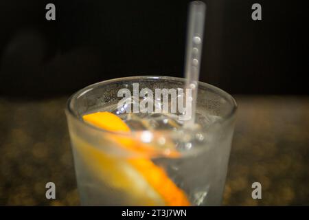 Orangen- und Wodka-Limonade werden an der Bar serviert Stockfoto