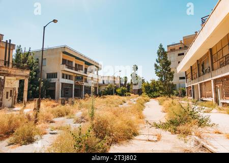 Verlassene Küstenvororte von Varosha in der Stadt Famagusta, Nordzypern. Die Einheimischen flohen 1974 vor einer türkischen Invasion, die 2020 wieder für den Tourismus geöffnet wurde. Stockfoto