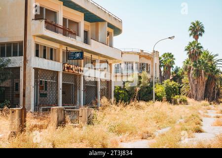 Verlassene Küstenvororte von Varosha in der Stadt Famagusta, Nordzypern. Die Einheimischen flohen 1974 vor einer türkischen Invasion, die 2020 wieder für den Tourismus geöffnet wurde. Stockfoto