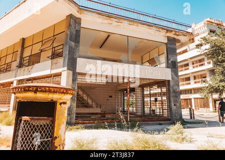 Verlassene Küstenvororte von Varosha in der Stadt Famagusta, Nordzypern. Die Einheimischen flohen 1974 vor einer türkischen Invasion, die 2020 wieder für den Tourismus geöffnet wurde. Stockfoto