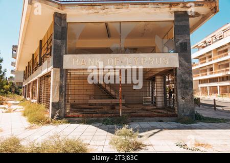 Verlassene Küstenvororte von Varosha in der Stadt Famagusta, Nordzypern. Die Einheimischen flohen 1974 vor einer türkischen Invasion, die 2020 wieder für den Tourismus geöffnet wurde. Stockfoto