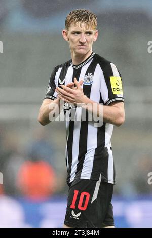 Newcastle, Großbritannien. Oktober 2023. Anthony Gordon #10 von Newcastle United applaudiert den Heimfans, nachdem Newcastle 0-1 während des UEFA Champions League-Spiels Newcastle United gegen Borussia Dortmund in St. verloren hat James's Park, Newcastle, Vereinigtes Königreich, 25. Oktober 2023 (Foto: Mark Cosgrove/News Images) in Newcastle, Vereinigtes Königreich am 25.10.2023. (Foto: Mark Cosgrove/News Images/SIPA USA) Credit: SIPA USA/Alamy Live News Stockfoto