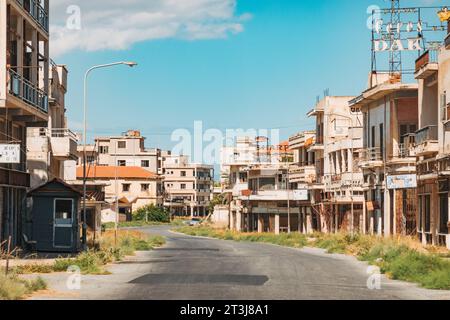 Verlassene Küstenvororte von Varosha in der Stadt Famagusta, Nordzypern. Die Einheimischen flohen 1974 vor einer türkischen Invasion, die 2020 wieder für den Tourismus geöffnet wurde. Stockfoto