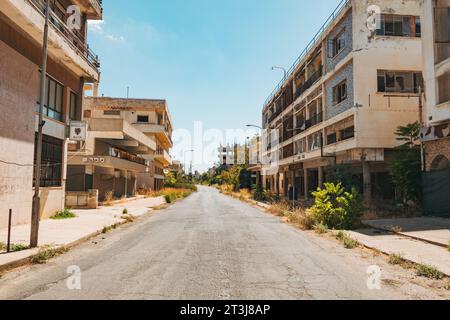 Verlassene Küstenvororte von Varosha in der Stadt Famagusta, Nordzypern. Die Einheimischen flohen 1974 vor einer türkischen Invasion, die 2020 wieder für den Tourismus geöffnet wurde. Stockfoto