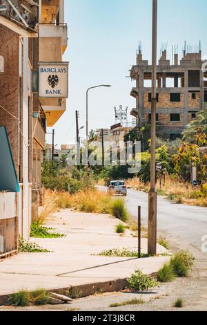 Verlassene Küstenvororte von Varosha in der Stadt Famagusta, Nordzypern. Die Einheimischen flohen 1974 vor einer türkischen Invasion, die 2020 wieder für den Tourismus geöffnet wurde. Stockfoto