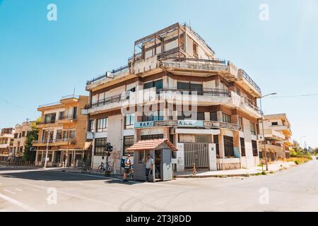 Verlassene Küstenvororte von Varosha in der Stadt Famagusta, Nordzypern. Die Einheimischen flohen 1974 vor einer türkischen Invasion, die 2020 wieder für den Tourismus geöffnet wurde. Stockfoto