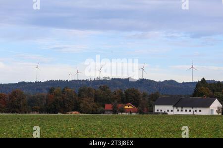 23.10.2023, Munderfing, AUT, unterwegs in der Oberösterreich, Themenbild, Verschiedene Themenbilder, Symbolbild, Windpark Munderfing, Windräder, im Bild Luftaufnahme, Munderfing, Windpark, Windraeder, Energie, Windkraft, *** 23 10 2023, Munderfing, AUT, unterwegs in Oberösterreich, Themenbild, verschiedene Themenbilder, Symbolbild, Windpark Munderfing, Windturbinen, im Bild aus der Luft, Munderfing, Windpark, Windraeder, Energie, Windkraft, Stockfoto