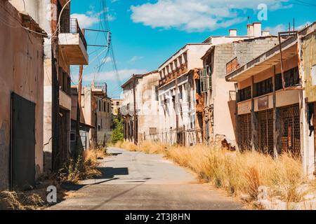 Verlassene Küstenvororte von Varosha in der Stadt Famagusta, Nordzypern. Die Einheimischen flohen 1974 vor einer türkischen Invasion, die 2020 wieder für den Tourismus geöffnet wurde. Stockfoto