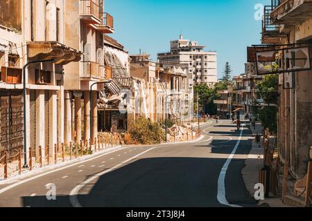 Neu gepflasterte Straße in der Geisterstadt Varosha, Nordzypern, die 2020 für Touristen geöffnet wurde, nachdem sie über 40 Jahre lang für die Öffentlichkeit gesperrt war Stockfoto