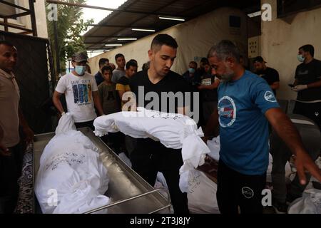 Rafah, Gaza. Oktober 2023. Ärzte transportieren die Leichen von Palästinensern, die am Mittwoch, den 25. Oktober 2023, in Rafah im südlichen Gazastreifen getötet wurden. Die Zahl der Todesopfer durch israelische Streiks im Gazastreifen ist auf fast 7.000 gestiegen, sagte das palästinensische Gesundheitsministerium. Foto: Ismael Mohamad/UPI. Quelle: UPI/Alamy Live News Stockfoto