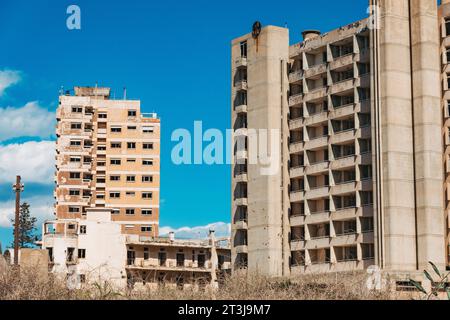 Verlassene Wohnblocks in Varosha, Nordzypern. Die Einwohner flohen 1974 vor einer türkischen Invasion und konnten nicht zurückkehren Stockfoto