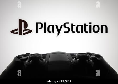 Brasilien. Oktober 2023. In dieser Abbildung wird das PlayStation -Logo auf einem Computerbildschirm neben einem Gamepad angezeigt. (Foto von Rafael Henrique/SOPA Images/SIPA USA) *** ausschließlich für redaktionelle Nachrichten *** Credit: SIPA USA/Alamy Live News Stockfoto