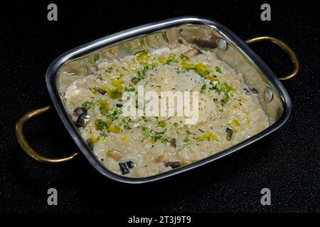 Risotto Pilz, authentische italienische Küche in einem Serviergericht Stockfoto