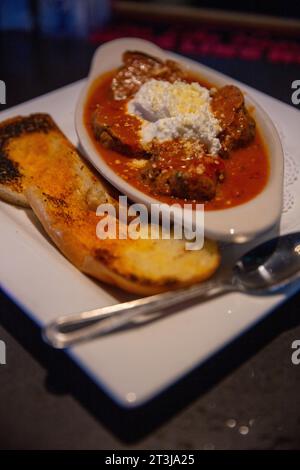 Fleischbällchen mit Ricotta und Knoblauchbrot Stockfoto
