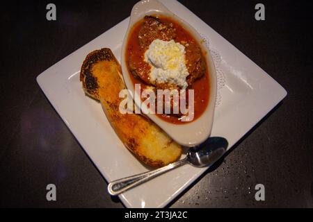 Italienische Fleischbällchen mit Ricotta und Knoblauch über den Kopf geschossen Stockfoto