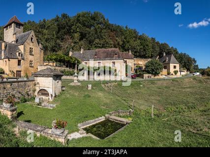 Vue Panorama de l'église et du bassin du vieux bourg Stockfoto