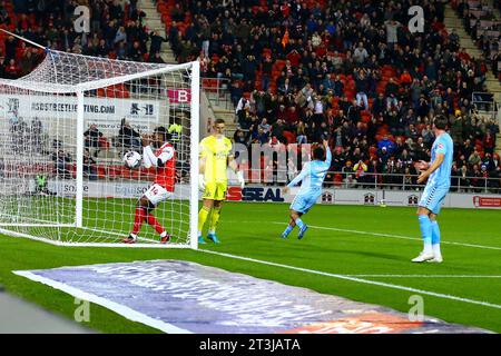 Rotherham, UK, 25.10.2023, AESSEAL New York Stadium, Rotherham, England - 25.10.2023 Fred Onyedinma (14) von Rotherham United canÕt glaubt, dass heÕs seinen Kopf weit über die Pfosten gesetzt hat - während des Spiels Rotherham United gegen Coventry City, Sky Bet Championship, 2023/24, AESSEAL New York Stadium, Rotherham, Rotherham, England - 25. Oktober 2023 Credit: Arthur Haigh/WhiteRosePhotos/Alamy Live News Stockfoto