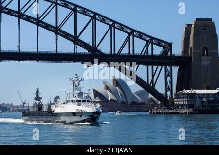 Sydney, Australien. Oktober 2023. Das unbemannte Überlandschiff USV Mariner der United States Navy durchquert die Sydney Harbor Bridge während eines geplanten Hafenbesuchs am 24. Oktober 2023 in Sydney, NSW, Australien. Quelle: ESN Pierson Hawkins/US Army/Alamy Live News Stockfoto