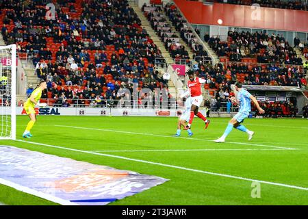 Rotherham, UK, 25.10.2023, AESSEAL New York Stadium, Rotherham, England - 25.10.2023 Fred Onyedinma (14) von Rotherham United hat einen tollen Kopf, aber er bringt es weit - während des Spiels Rotherham United gegen Coventry City, Sky Bet Championship, 2023/24, AESSEAL New York Stadium, Rotherham, England - 25. Oktober 2023 Credit: Arthur Haigh/WhiteRosePhotos/Alamy Live News Stockfoto
