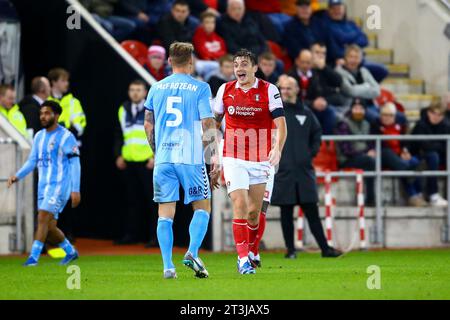 Rotherham, UK, 25.10.2023, AESSEAL New York Stadium, Rotherham, England - 25. Oktober 2023 Jordan Hugill (10) von Rotherham United lacht mit Kyle McFadzean (5) von Coventry City - während des Spiels Rotherham United gegen Coventry City, Sky Bet Championship, 2023/24, AESSEAL New York Stadium, Rotherham, Rotherham, England - 25. Oktober 2023 Credit: Arthur Haigh/WhiteRosePhotos/Alamy Live News Stockfoto