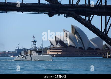 Sydney, Australien. Oktober 2023. Das unbemannte Überwasserschiff USV Seahawk der United States Navy durchquert die Sydney Harbor Bridge während eines geplanten Hafenbesuchs am 24. Oktober 2023 in Sydney, NSW, Australien. Quelle: ESN Pierson Hawkins/US Army/Alamy Live News Stockfoto