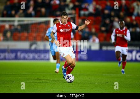 Rotherham, Großbritannien, 25.10.2023, AESSEAL New York Stadium, Rotherham, England - 25.10.2023 Jordan Hugill (10) von Rotherham United läuft mit dem Ball - während des Spiels Rotherham United gegen Coventry City, Sky Bet Championship, 2023.24, AESSEAL New York Stadium, Rotherham, England - 25.10.2023 Credit: Arthur Haigh/WhiteRosePhotos/Alamy Live News Stockfoto